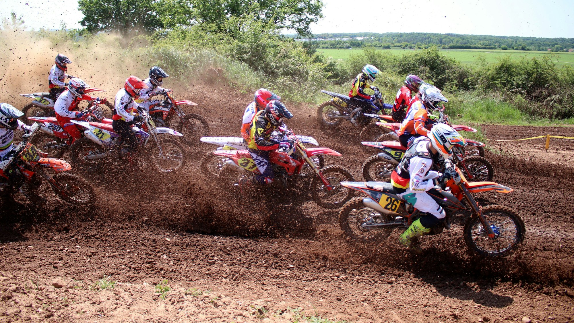 In der ersten Kurve sind alle Fahrer noch nah beieinander.