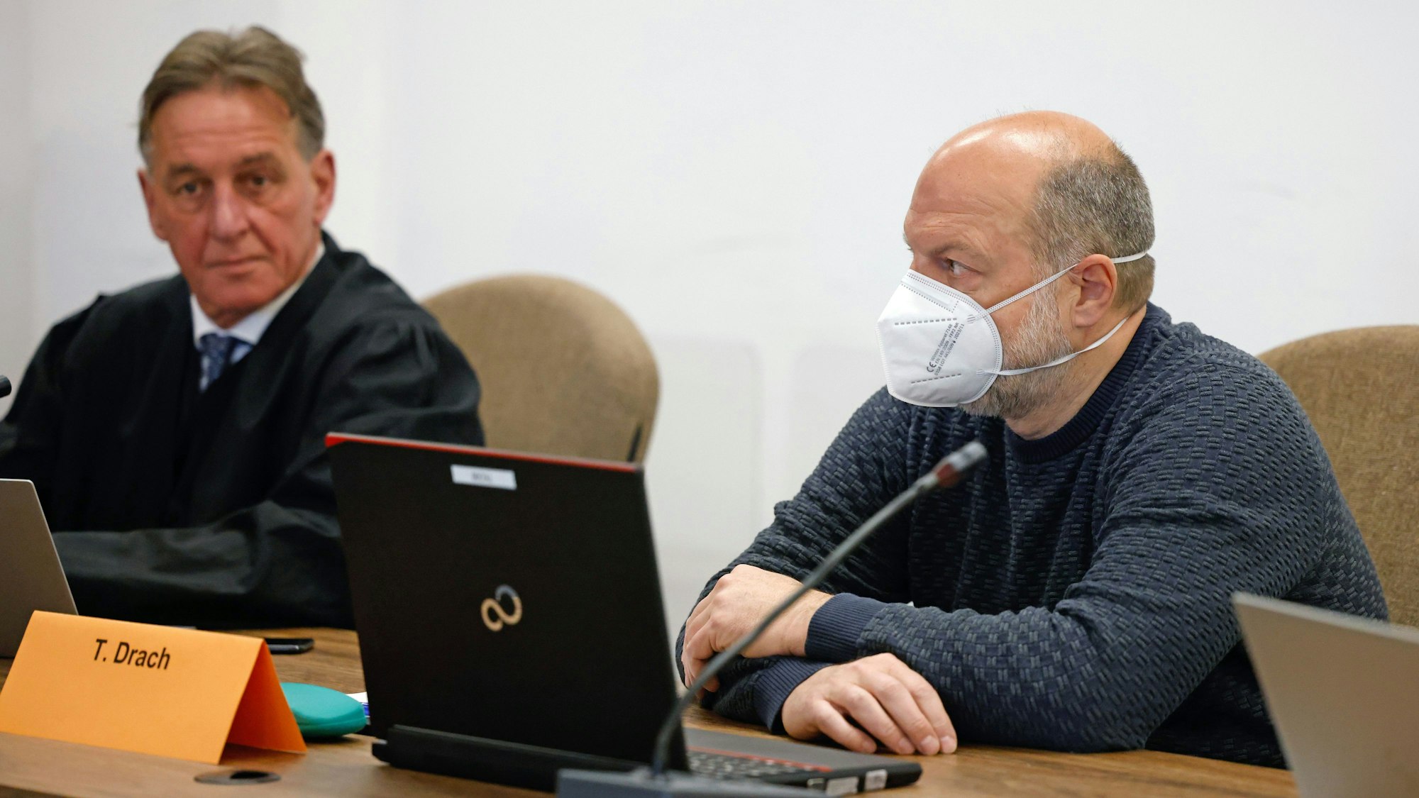 Thomas Drach im Landgericht Köln neben seinem Verteidiger Andreas Kerkhof.