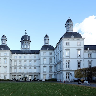 Das Schloss Bensberg vor blauem Himmel.