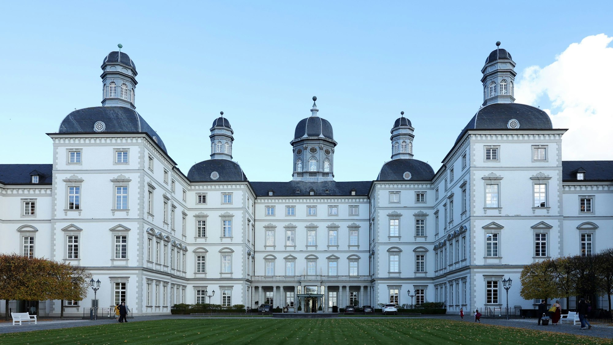 Das Schloss Bensberg von außen.