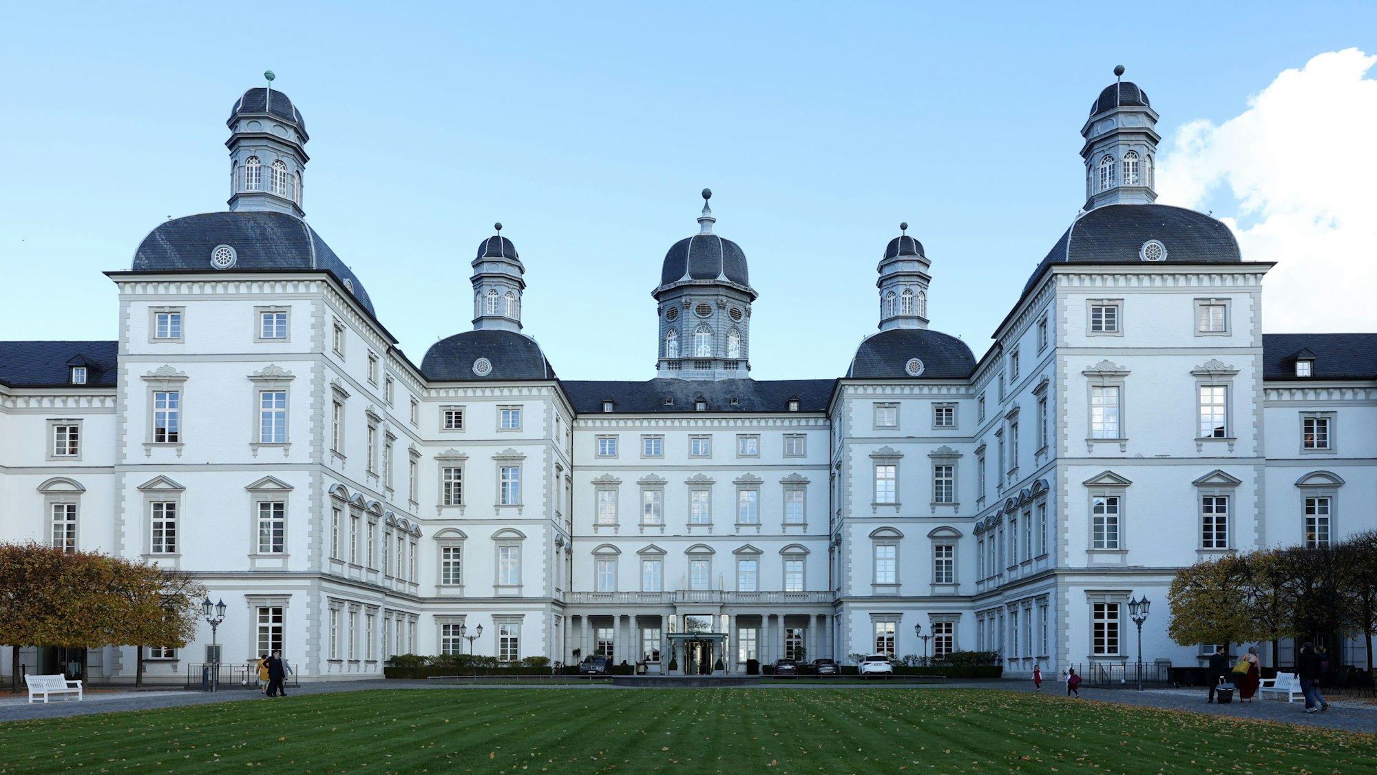 Das Schloss Bensberg vor blauem Himmel.