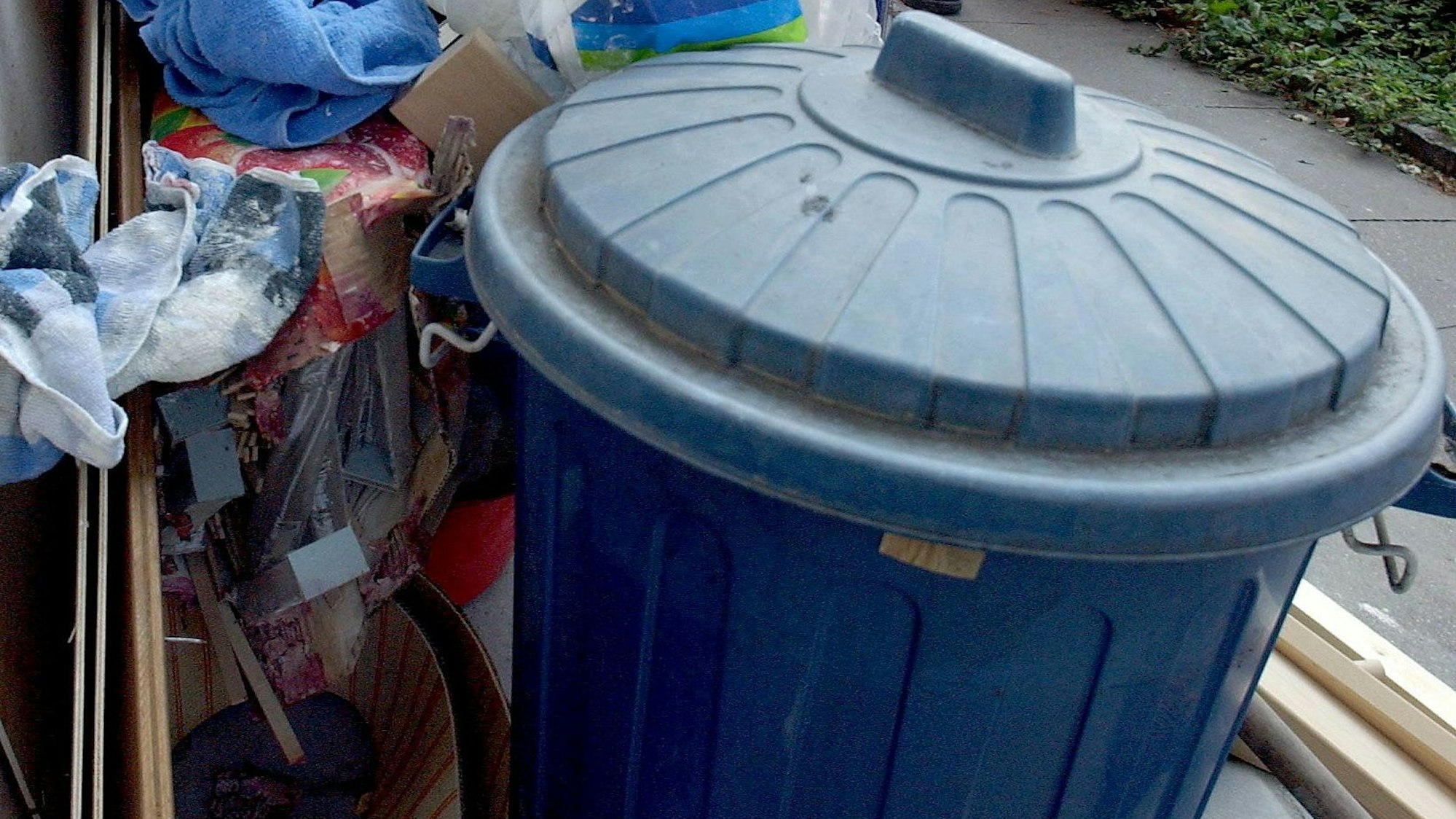 Mitarbeiter der Müllabfuhr in Stuttgart sammeln in der Stuttgarter Innenstadt Sperrmüll ein.