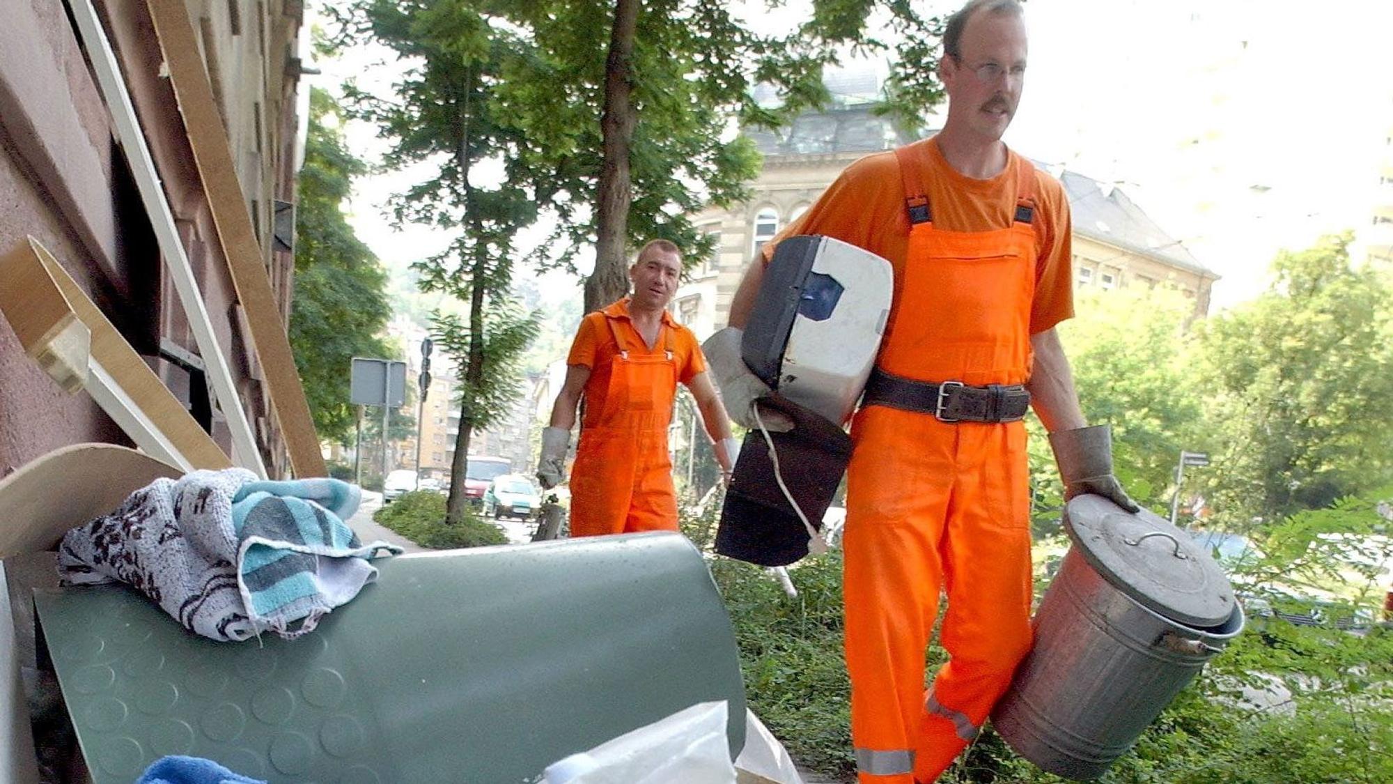 Mitarbeiter der Müllabfuhr sammeln in der Stuttgarter Innenstadt Sperrmüll.
