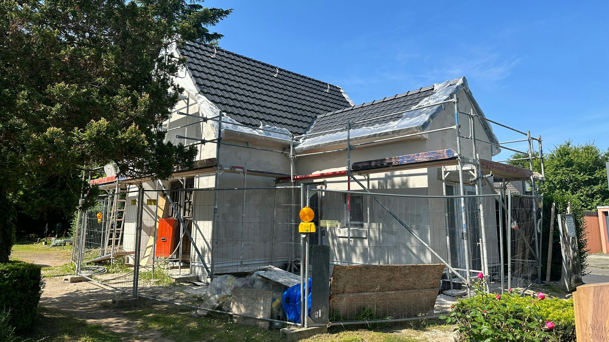 Ein Baugerüst steht um eine Halle.