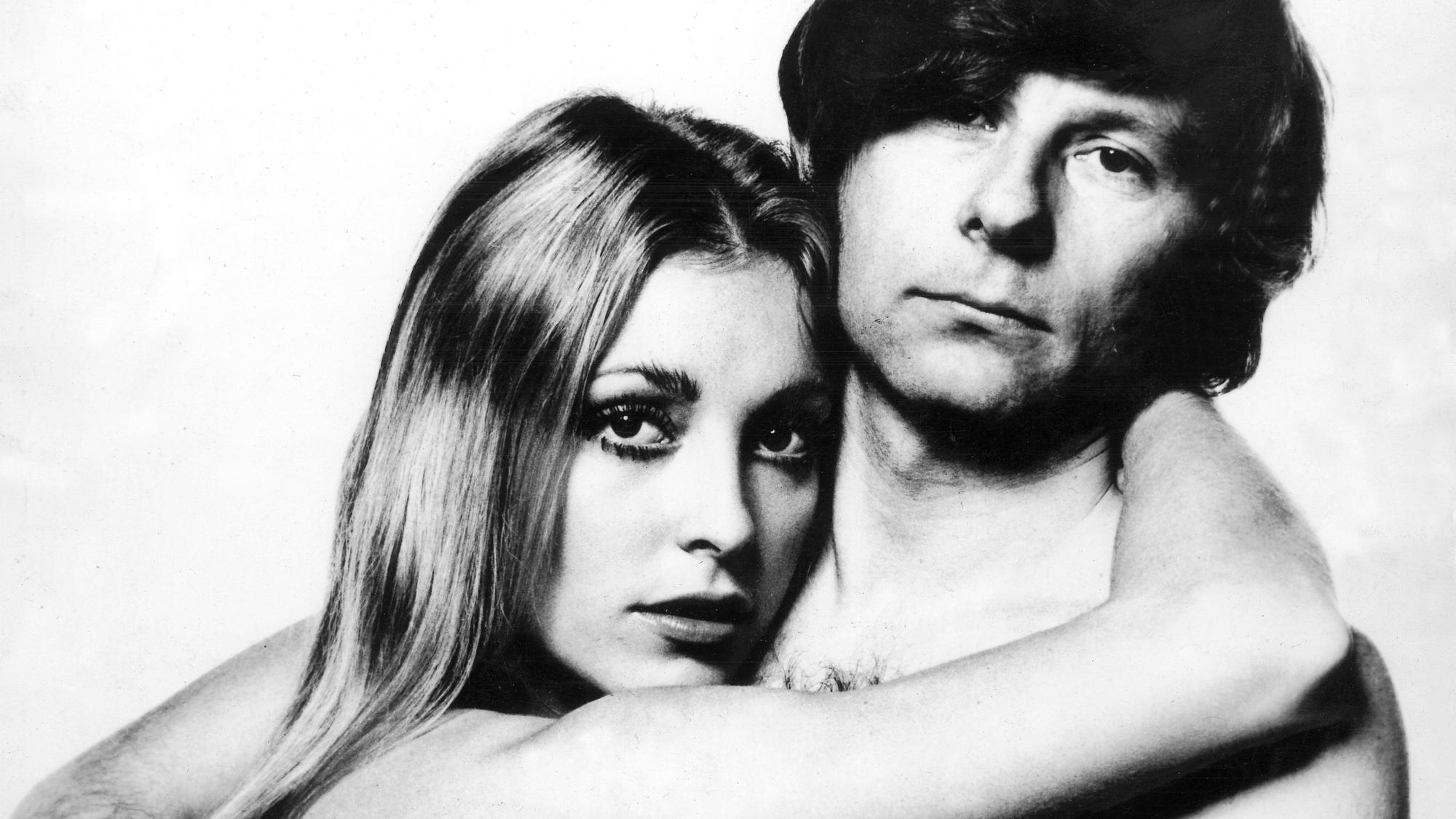 Regisseur Roman Polanski posiert mit seiner zweiten Ehefrau, der US-Schauspielerin Sharon Tate, die während ihrer Schwangerschaft 1969 von der Charles-Manson-Bande ermordet wurde (undatiert).