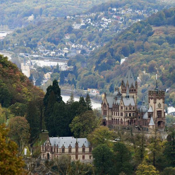 Archivfoto von Schloss Drachenburg, aufgenommen vom Petersberg bei Königswinter aus.