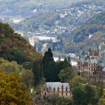 Archivfoto von Schloss Drachenburg, aufgenommen vom Petersberg bei Königswinter aus.