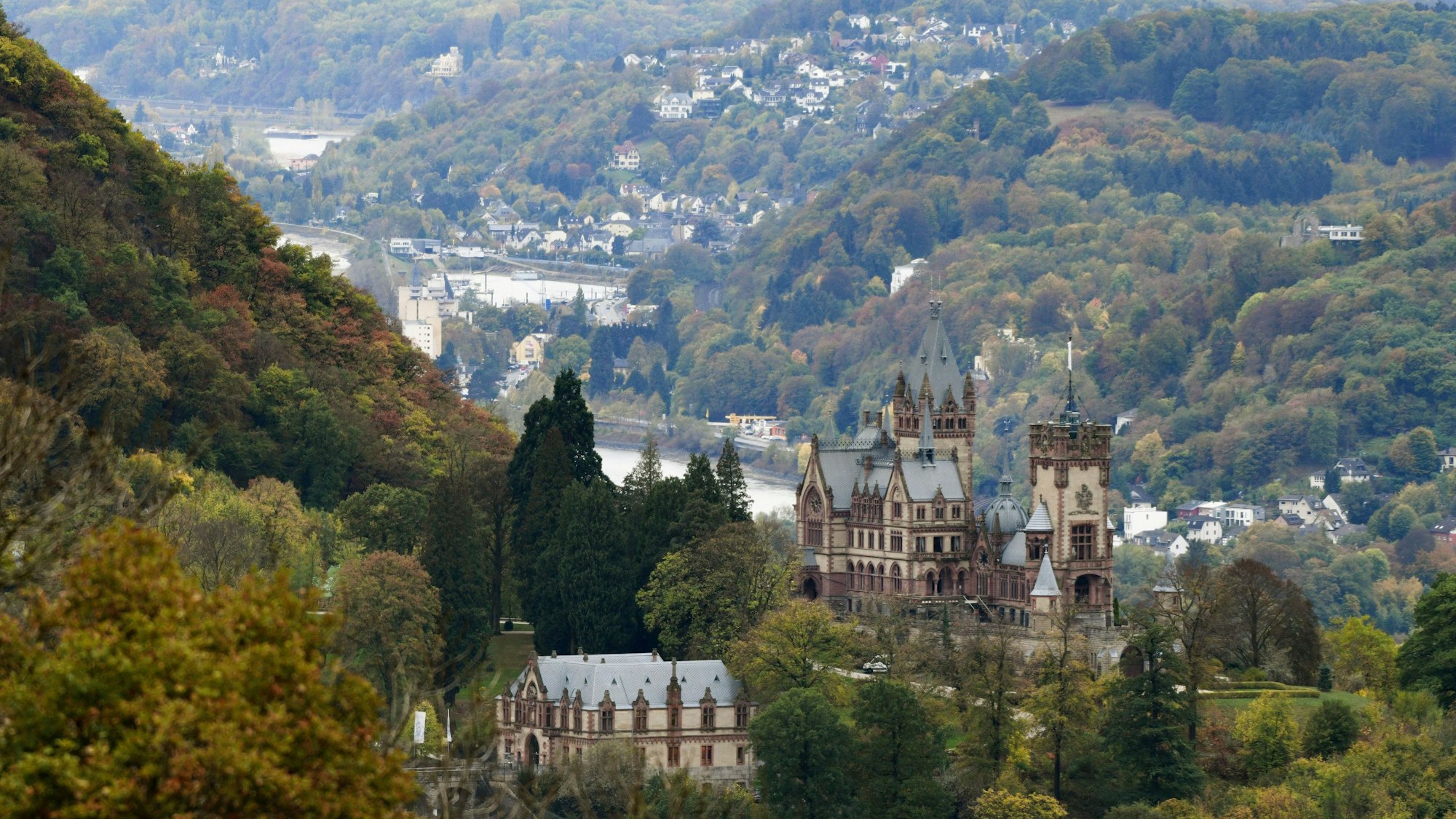 Archivfoto von Schloss Drachenburg, aufgenommen vom Petersberg bei Königswinter aus.
