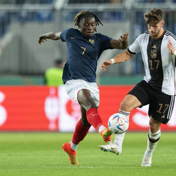 U21-Match 2022: Deutschlands Jan Thielmann (r) vom 1. FC Köln und Frankreichs Manu Koné von Borussia Mönchengladbach kämpfen um den Ball.