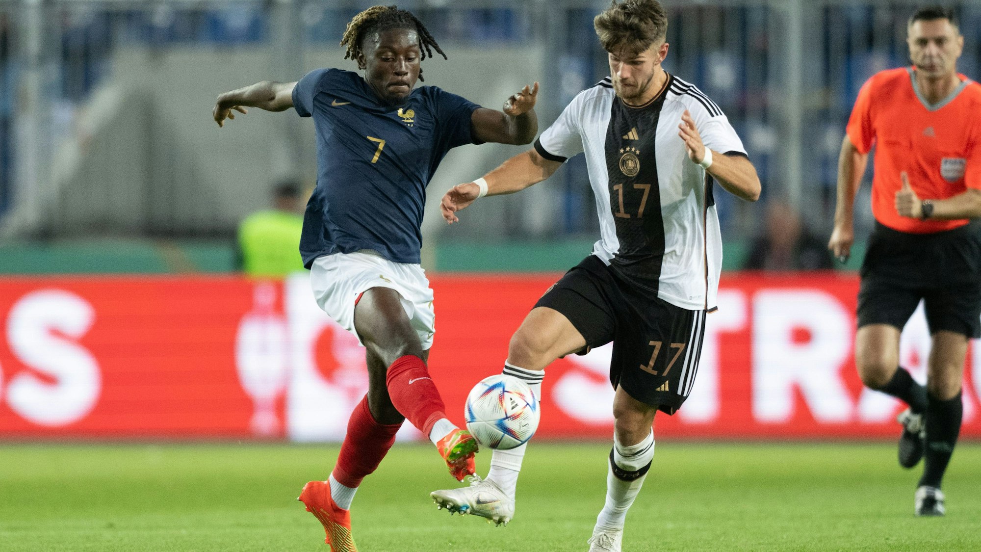 U21-Match 2022: Deutschlands Jan Thielmann (r) vom 1. FC Köln und Frankreichs Manu Koné von Borussia Mönchengladbach kämpfen um den Ball.