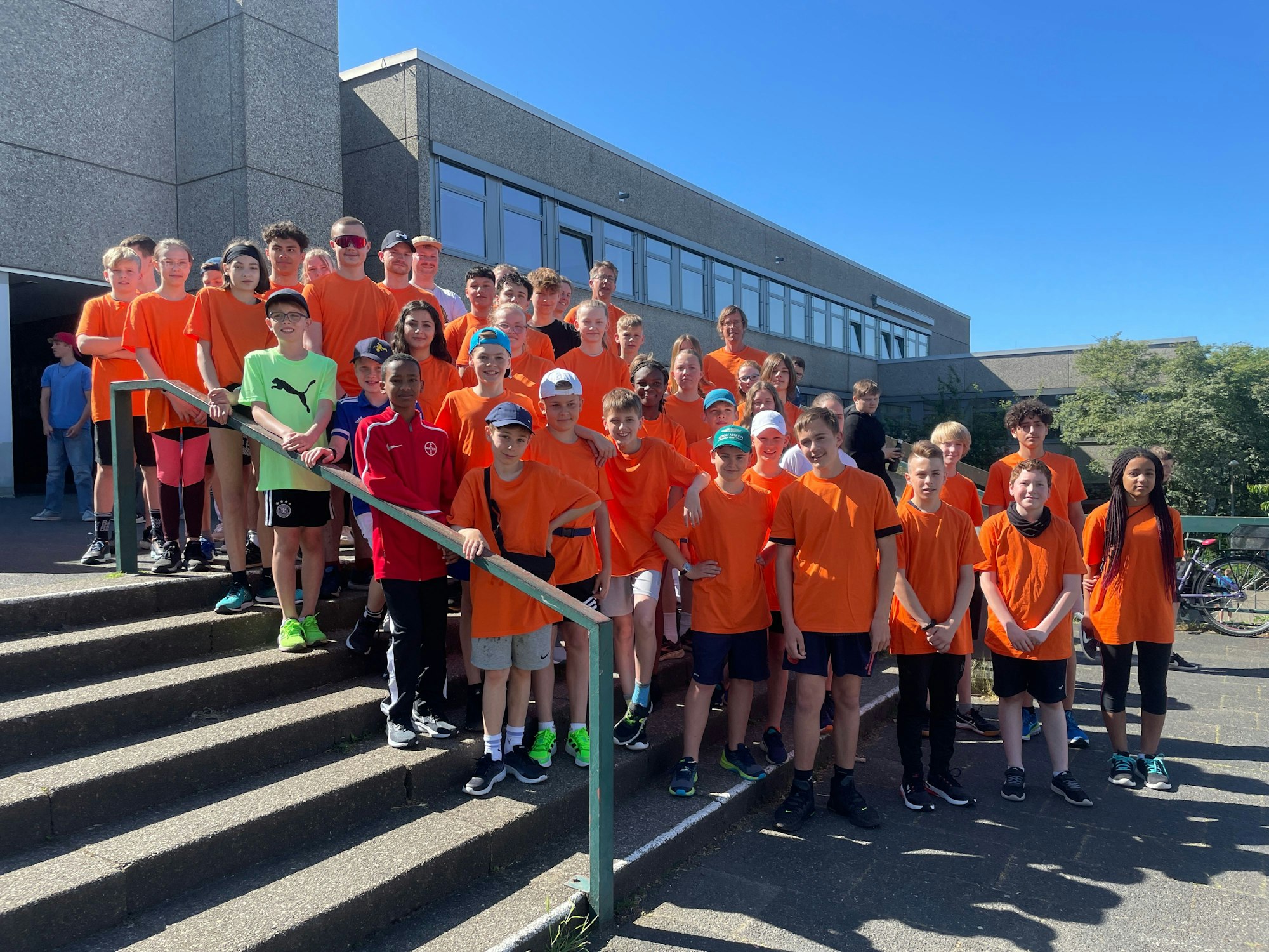 Schülerinnen und Schüler der Gesamtschule Schlebusch kurz vor dem Startschuss zum 16. Karawanen-Lauf nach Amsterdam am 31. Mai 2023.