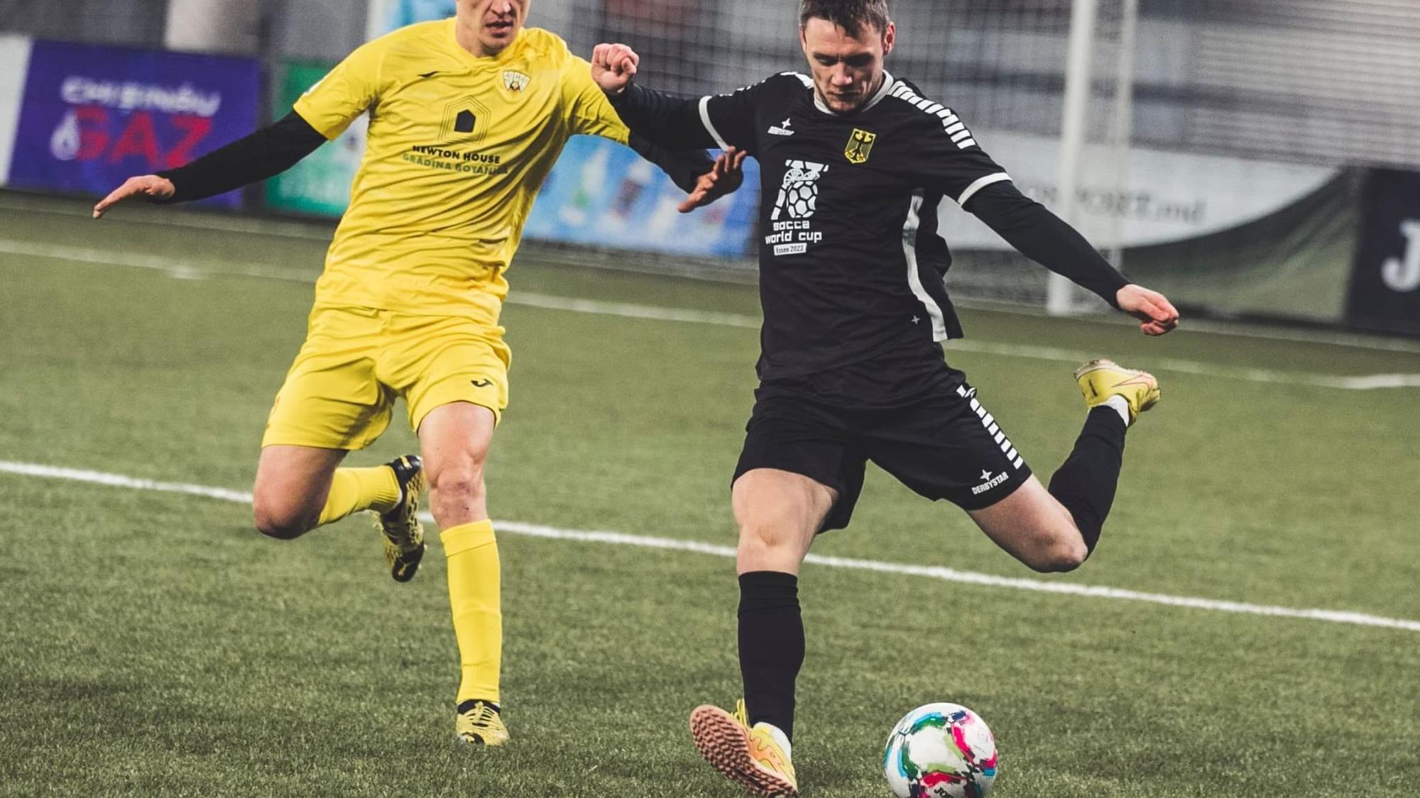 Kilian Seinsche (schwarz), Fußball Kleinfeld Turnier in der Republik Moldau.