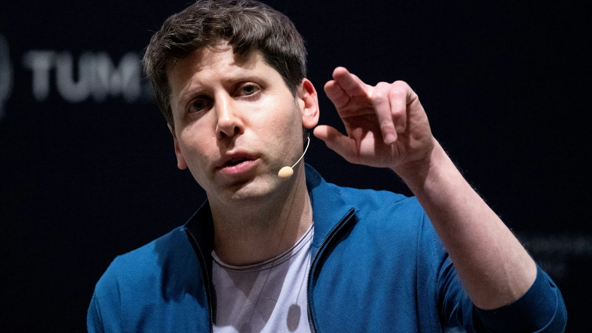 25.05.2023, Bayern, München: Sam Altman, Geschäftsführer (CEO) von OpenAI und Erfinder der KI-Software ChatGPT, nimmt an der Technische Universität München (TUM) an einer Podiumsdiskussion teil. Eine Reihe führender Experten für Künstliche Intelligenz sieht in der Technologie eine potenzielle Gefahr für die Menschheit und hat dazu aufgerufen, die Risiken ernst zu nehmen.