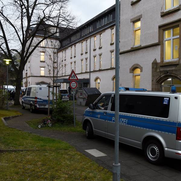 Ein Polizeiauto steht vor dem Haus
