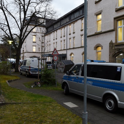 Ein Polizeiauto steht vor dem Haus