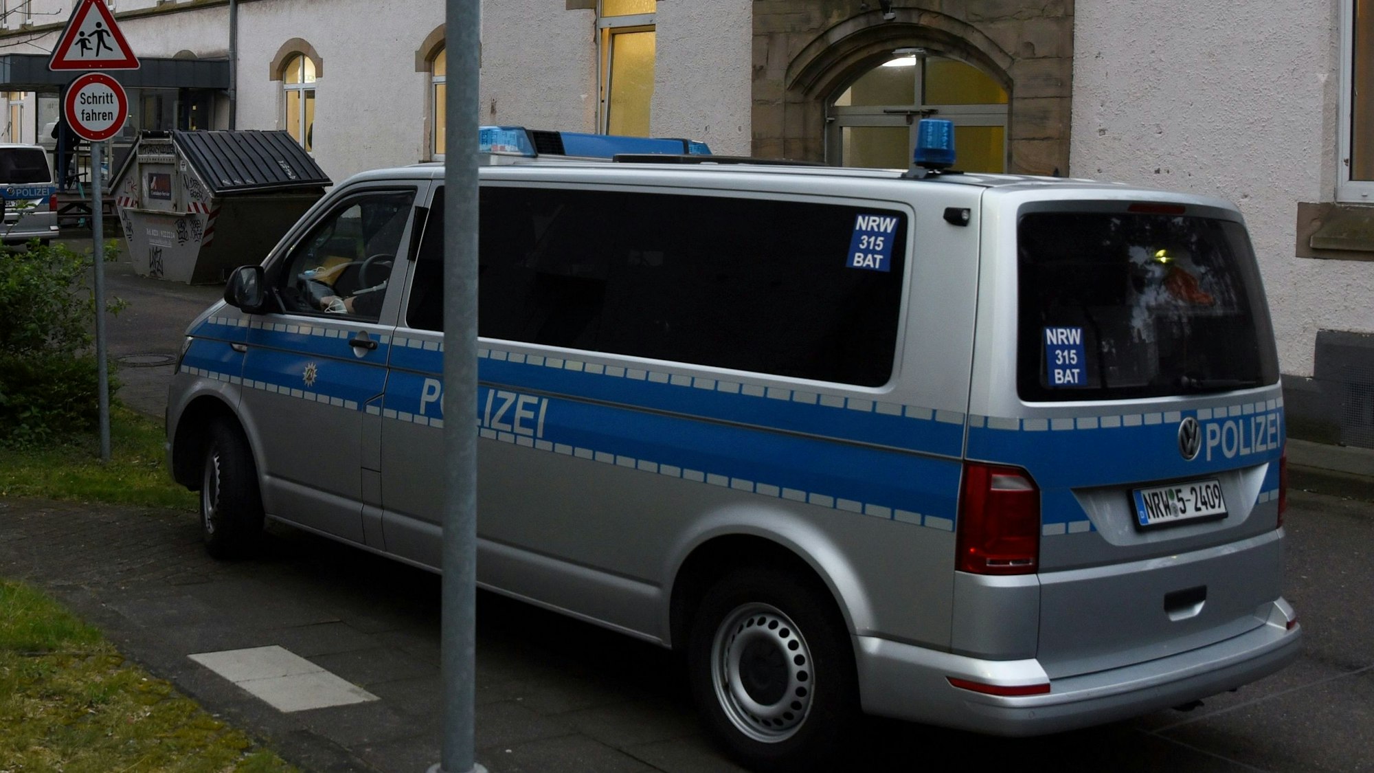 Ein Polizeiauto steht vor dem Haus