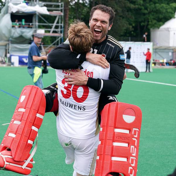v.li.: Mink van der Weerden KTHC, 30, Vincent Vanasch Torwart, KTHC, 21, Spieler von Rot-Weiss Köln KTHC, Jubel nach dem Schlusspfiff, Sieg, Sieger, Gewinner, jubelt, jubeln, Freude, optimistisch, Highlight, Action, Aktion, Deutscher Meister 2022, 05.06.2022, Bonn Deutschland, Hockey, Deutsche Meisterschaft, Finale, Herren, Hamburger Polo Club - Rot-Weiss Köln *** f le Mink van der Weerden KTHC, 30 , Vincent Vanasch goalkeeper, KTHC, 21 , player of Rot Weiss Köln KTHC , cheering after the final whistle, victory, winner, winner, cheers, joy, optimistic, highlight, action, German Champion 2022, 05 06 2022, Bonn Germany , Hockey, German Championship, Final, Men, Hamburger Polo Club Rot Weiss Köln xozx