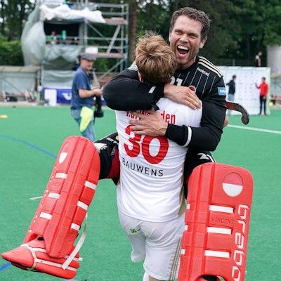 v.li.: Mink van der Weerden KTHC, 30, Vincent Vanasch Torwart, KTHC, 21, Spieler von Rot-Weiss Köln KTHC, Jubel nach dem Schlusspfiff, Sieg, Sieger, Gewinner, jubelt, jubeln, Freude, optimistisch, Highlight, Action, Aktion, Deutscher Meister 2022, 05.06.2022, Bonn Deutschland, Hockey, Deutsche Meisterschaft, Finale, Herren, Hamburger Polo Club - Rot-Weiss Köln *** f le Mink van der Weerden KTHC, 30 , Vincent Vanasch goalkeeper, KTHC, 21 , player of Rot Weiss Köln KTHC , cheering after the final whistle, victory, winner, winner, cheers, joy, optimistic, highlight, action, German Champion 2022, 05 06 2022, Bonn Germany , Hockey, German Championship, Final, Men, Hamburger Polo Club Rot Weiss Köln xozx