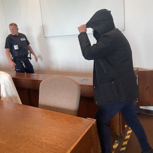 Der Angeklagte wird von einem Wachtmeister in den Saal im Landgericht Köln gebracht.