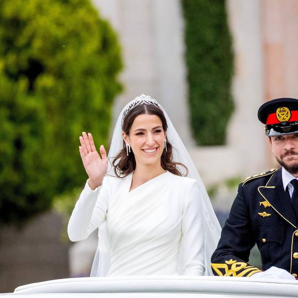 Der jordanische Kronprinz Hussein und die saudi-arabische Rajwa Al Saifwinken am Donnerstag, 1. Juni 2023, während ihrer Hochzeitszeremonie in Amman, Jordanien, den Gratulanten zu.