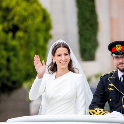 Der jordanische Kronprinz Hussein und die saudi-arabische Rajwa Al Saifwinken am Donnerstag, 1. Juni 2023, während ihrer Hochzeitszeremonie in Amman, Jordanien, den Gratulanten zu.