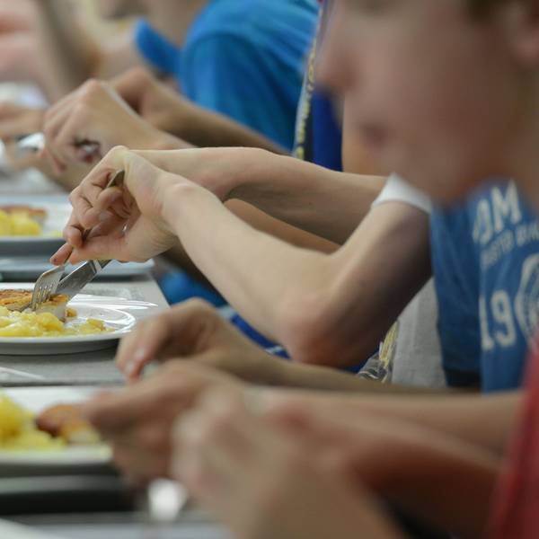 Schüler des Immanuel-Kant-Gymnasiums essen in der Mensa der Schule.
Manche Schulen bieten in der Mensa Essen für alle Schülerinnen und Schüler an.
