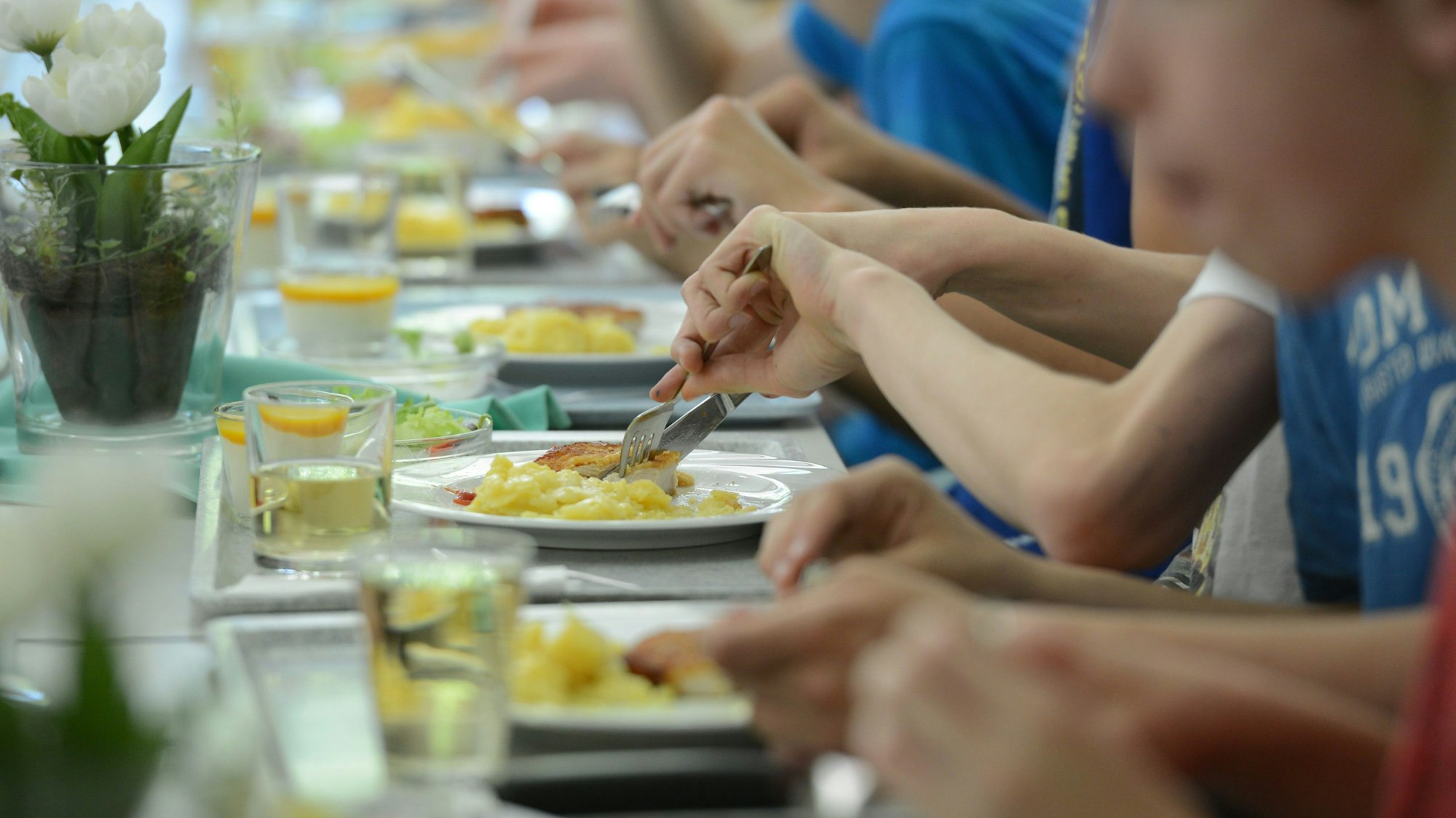 Schüler des Immanuel-Kant-Gymnasiums essen in der Mensa der Schule.
Manche Schulen bieten in der Mensa Essen für alle Schülerinnen und Schüler an.