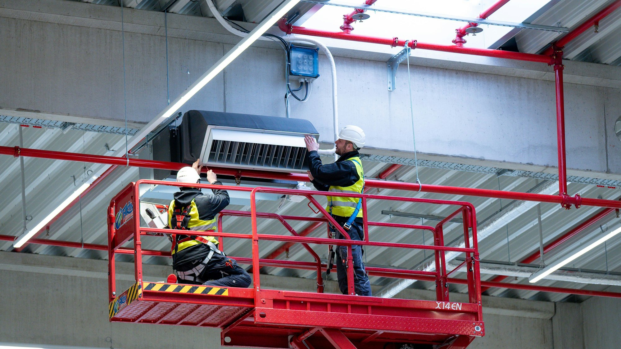 Das Kölner Traditionsunternehmen Schwank ist Weltmarktführer in einem hoch spezialisierten Nischenmarkt. Der Mittelständler entwickelt und realisiert Systeme zum Heizen und Kühlen von Sportstätten, Hangars, Industrie-, Gewerbe- und Logistikhallen.