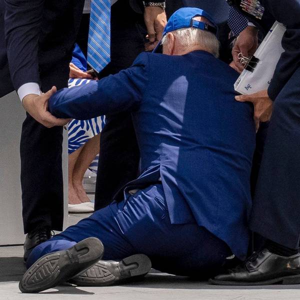 Präsident Joe Biden nach dem Sturz bei der Abschlussfeier der United States Air Force Academy.