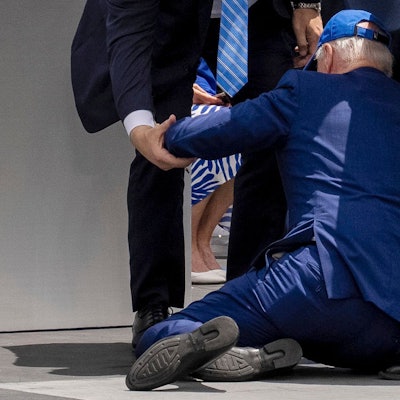 Präsident Joe Biden nach dem Sturz bei der Abschlussfeier der United States Air Force Academy.