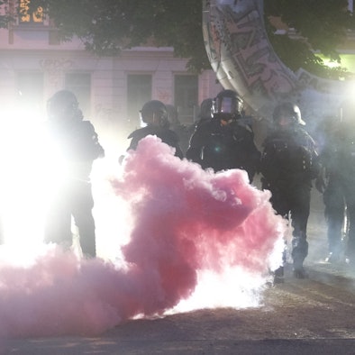 Die Polizei geht in Leipzig gegen Demonstrierende vor, die zu einer Kundgebung zum Urteil gegen die mutmaßliche Linksxtremistin Lina E. aufgerufen hatten. Es wird Pyrotechnik eingesetzt.