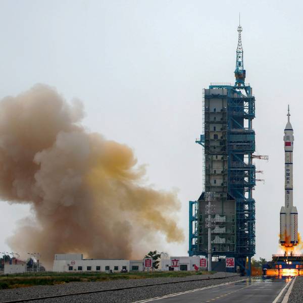 Eine Rakete vom Typ „Langer Marsch 2F“ hebt im Jiuquan Satellite Launch Center im Nordwesten Chinas mit einer Besatzung chinesischer Astronauten in einem Raumschiff vom Typ „Shenzhou 16“ (Magisches Schiff) ab. China hat drei Astronauten auf den Flug zu seiner Raumstation gebracht. Die drei Astronauten sollen ihre Kollegen an Bord der chinesischen Raumstation „Tiangong“ (Himmelspalast) nach einem halben Jahr im All ablösen.