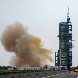 Eine Rakete vom Typ „Langer Marsch 2F“ hebt im Jiuquan Satellite Launch Center im Nordwesten Chinas mit einer Besatzung chinesischer Astronauten in einem Raumschiff vom Typ „Shenzhou 16“ (Magisches Schiff) ab. China hat drei Astronauten auf den Flug zu seiner Raumstation gebracht. Die drei Astronauten sollen ihre Kollegen an Bord der chinesischen Raumstation „Tiangong“ (Himmelspalast) nach einem halben Jahr im All ablösen.