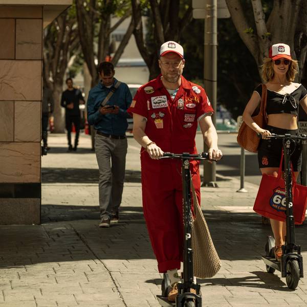 Eine Frau und ein Mann auf E-Scootern