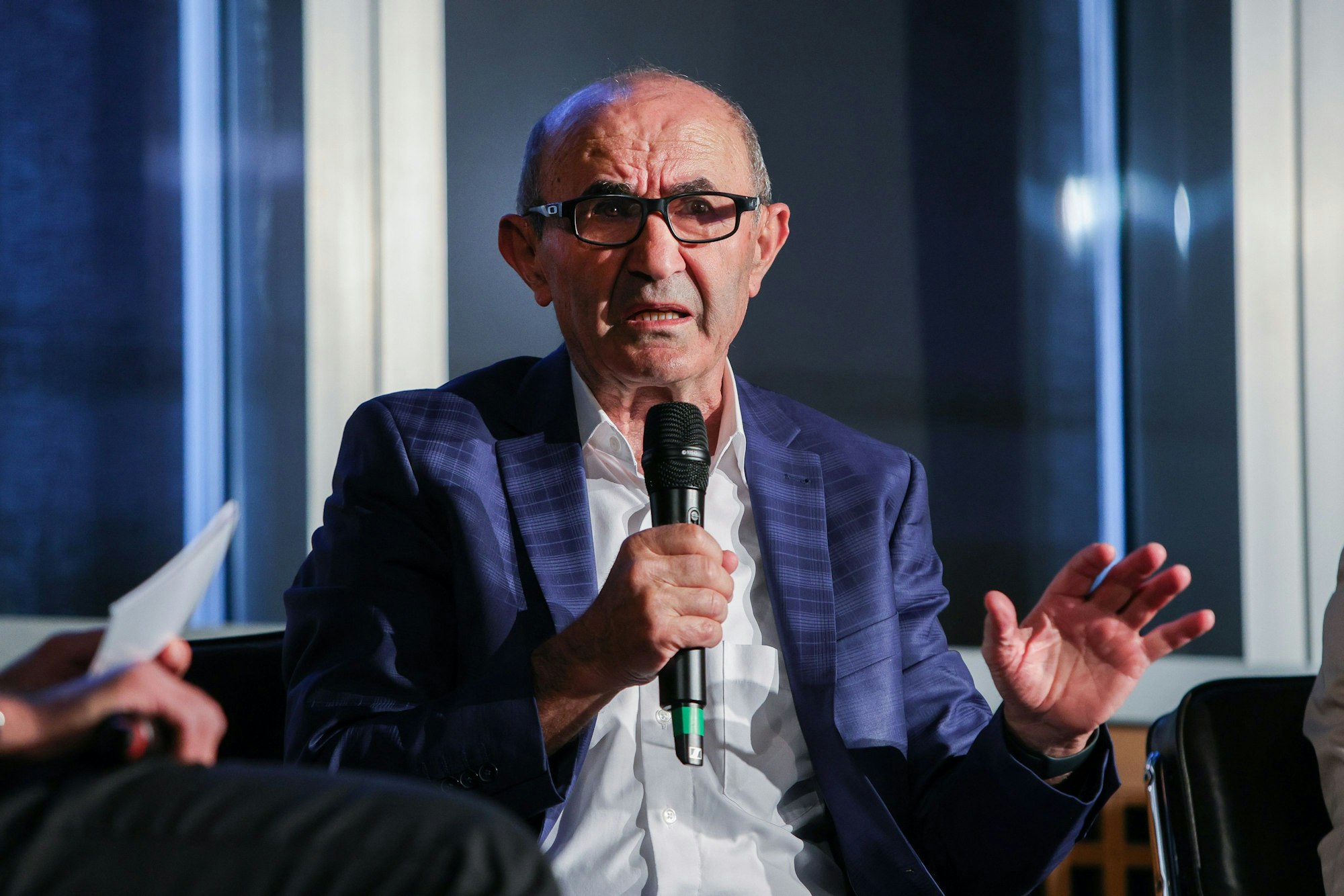 Tayfun Keltek spricht zum Publikum.