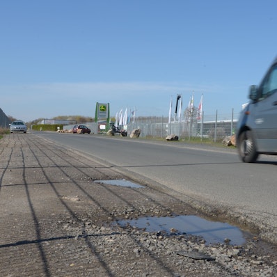 Ein Schlagloch entlang der Heinrich-Barth-Straße im Industriepark am Silberberg bei Großbüllesheim.
