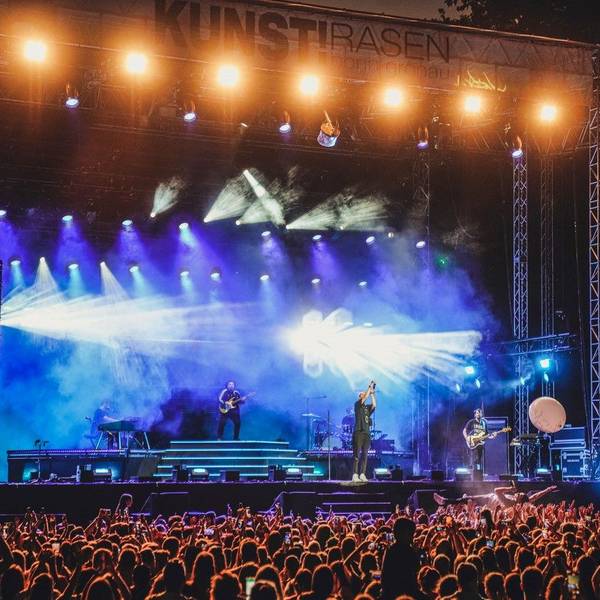 Ein Künstler performt auf einer Bühne beim Open-Air-Festival KunstRasen in Bonn (Archivfoto).