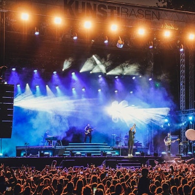 Ein Künstler performt auf einer Bühne beim Open-Air-Festival KunstRasen in Bonn (Archivfoto).