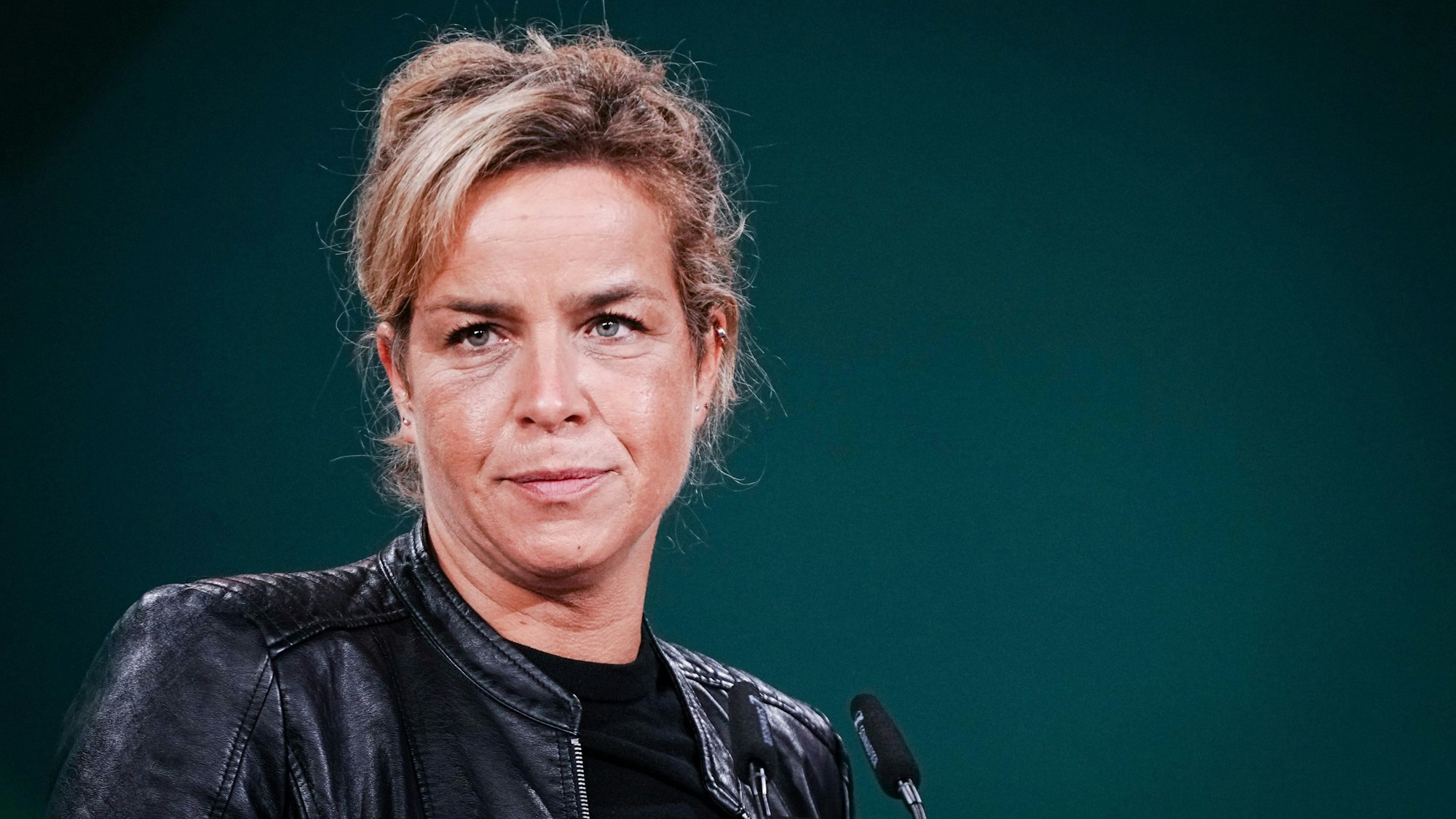 Mona Neubaur beim kleinen Parteitag der NRW-Grünen in Siegburg