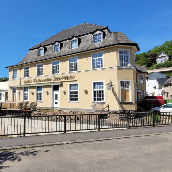 Das Bild zeigt das Hotel Friedrichs in Gemünd, das seit der Flutkatastrophe 2021 geschlossen ist.