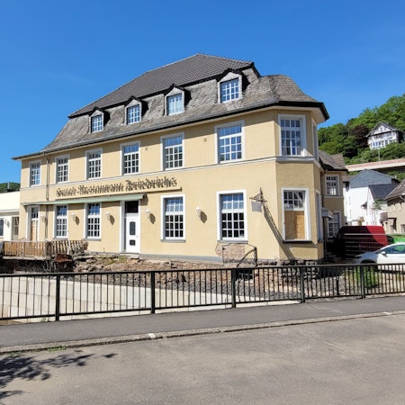 Das Bild zeigt das Hotel Friedrichs in Gemünd, das seit der Flutkatastrophe 2021 geschlossen ist.