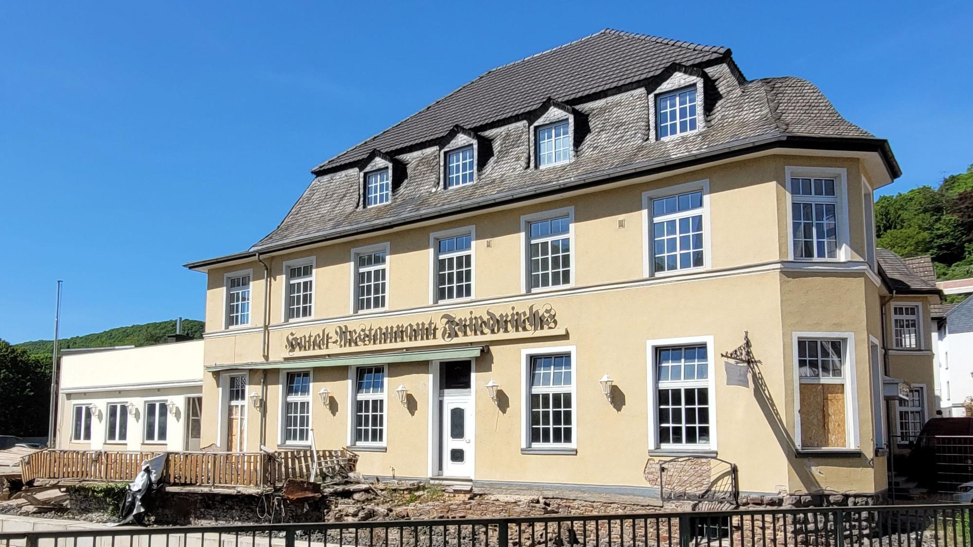 Das Bild zeigt das Hotel Friedrichs in Gemünd, das seit der Flutkatastrophe 2021 geschlossen ist.