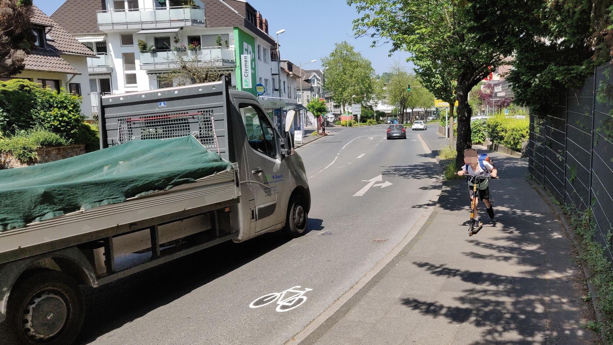 Radweg-Piktogramm auf der Brückenstraße