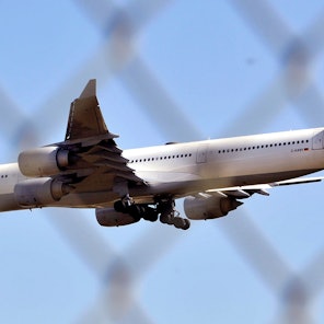 Ein Airbus A340 der Lufthansa landet am Flughafen Frankfurt am Main. (Symbolbild)