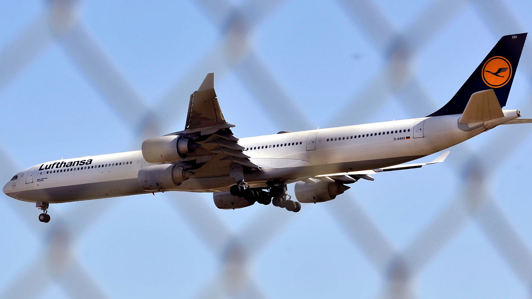 Ein Airbus A340 der Lufthansa landet am Flughafen Frankfurt am Main. (Symbolbild)