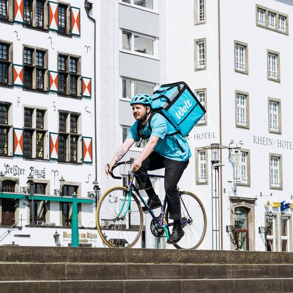 Ein Auslieferungsfahrer auf dem Fahrrad