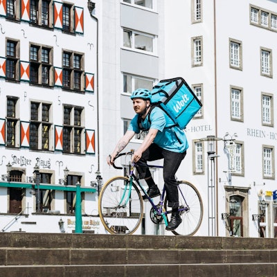 Ein Auslieferungsfahrer auf dem Fahrrad