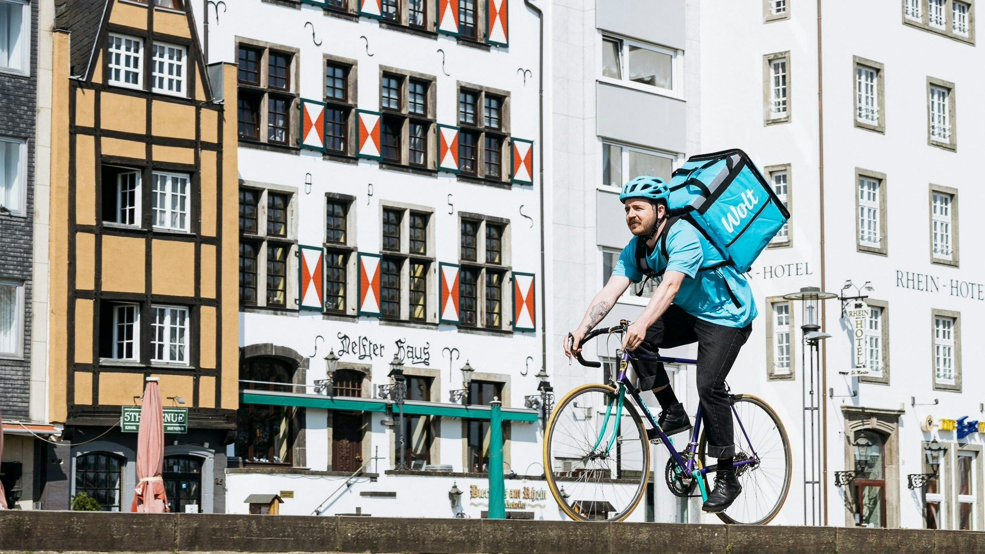 Ein Auslieferungsfahrer auf dem Fahrrad