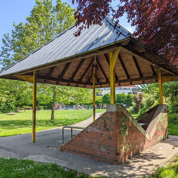 Es ist der Pavillon zu sehen.