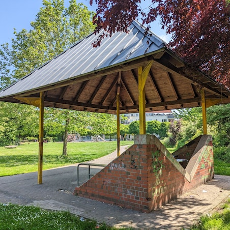 Es ist der Pavillon zu sehen.